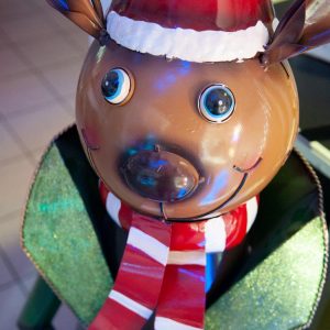 EUROPALMS Rentier mit Mantel, Metall, 155cm, grün